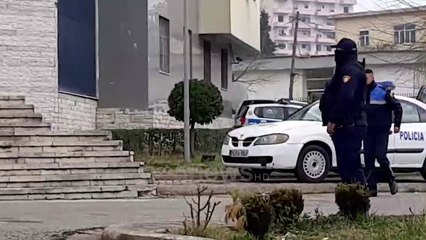Policia zbarkon në Lazarat dhe kontrollon banesat, gjen armë e municione