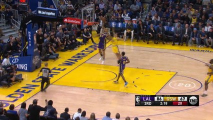 Kuzma throws down massive dunk after epic AD save