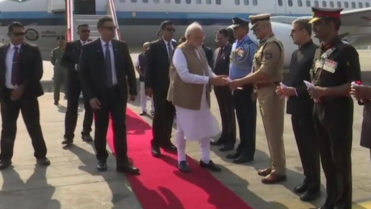 PM Narendra Modi arrives in Ahmedabad to welcom...