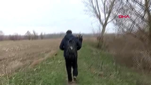 Avrupa'ya gitmek isteyen mülteciler sınır kapısına yürüyor -4