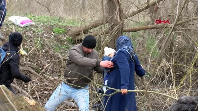 Edirne sınıra yürüyen göçmenler meriç nehri yatağından böyle geçti-1
