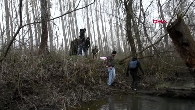 Edirne sınıra yürüyen göçmenler meriç nehri yatağından böyle geçti-2