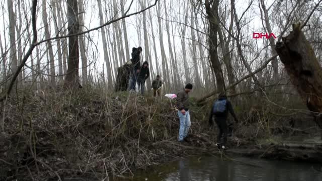 Edirne sınıra yürüyen göçmenler meriç nehri yatağından böyle geçti-2