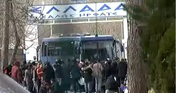 Türkiye'nin Suriyeli mültecileri engellememe kararının ardından Yunanistan sınıra asker yığıyor