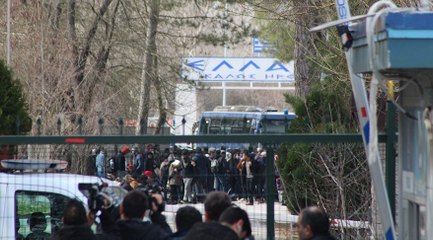 Yunanistan sınırını otobüsle kapattı