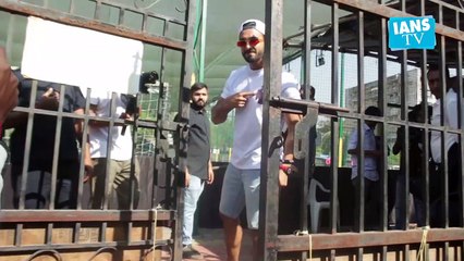 Ranveer Singh pose for the shutterbugs with cricket bat