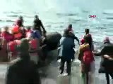 Göçmenler botlarla Midilli Adası'nda