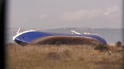 Bakım için bekleyen gemi fırtına nedeniyle yan yattı