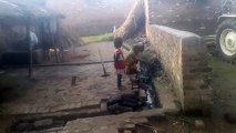 हरदोईः स्वच्छता के नाम पर सफाई कर्मी आराम फरमाते है, गंदगी रहवासि साफ करते है