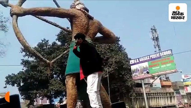अवैध रेत ले जा रहे ट्रैक्टर को रोका तो माफिया ने तहसीलदार पर हमला किया; स्कूल में बाबू है हमलावर आरोपी 