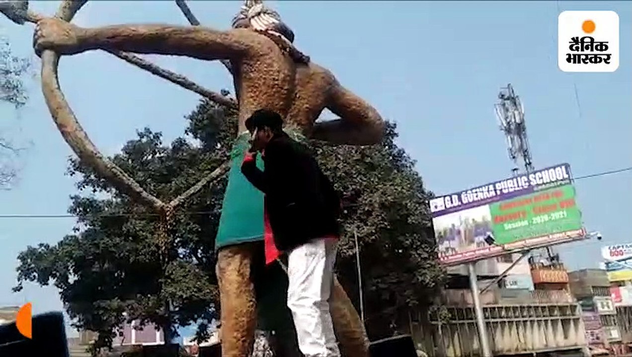 अवैध रेत ले जा रहे ट्रैक्टर को रोका तो माफिया न...