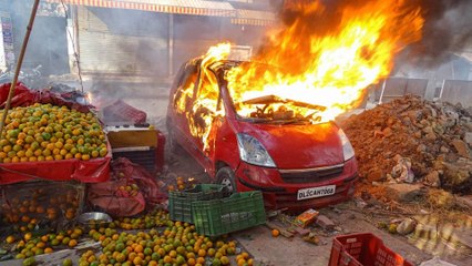 Video herunterladen: CAA Violence: Gokulpuri tyre market set ablaze by rioters