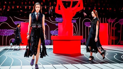 فيديو لعرض برادا الذي سلّط الضوء على قوة المرأة