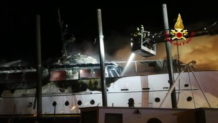 Sanremo (IM) - Brucia uno yacht nel Porto Vecchio (28.02.20)