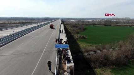 Edirne göçmenlerin sınıra yürüyüşü devam ediyor