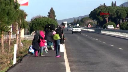 Avrupa'ya gitmek isteyen göçmenler, sınıra doğru yürümeye devam ediyor