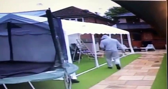 Cet homme disparait emporté par cette tente qui s'envole !