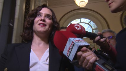 Ayuso defiende que la escultura de Miler Lagos pudiera tocarse