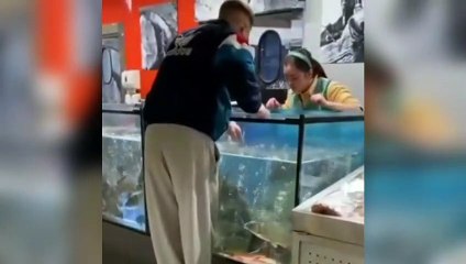 Sa copine jette sa bague de fiançailles dans un aquarium, il se jette à l'eau pour la récupérer