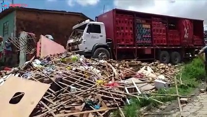 CAMINHÃO DESTRÓI CASA EM ITAMBÉ E CARGA É SAQUEADA