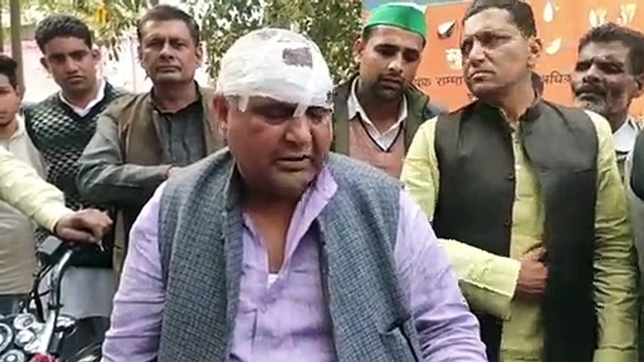शामली डीएम कार्यालय के बाहर भाकियू कार्यकर्ताओं का धरना प्रदर्शन