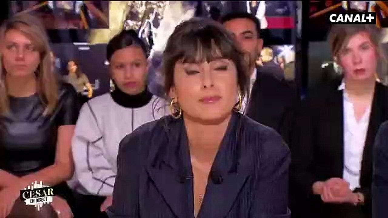 César - Des manifestants tentent de forcer le passage sur le tapis rouge provoquant l'intervention des forces de l'ordre - Vidéo