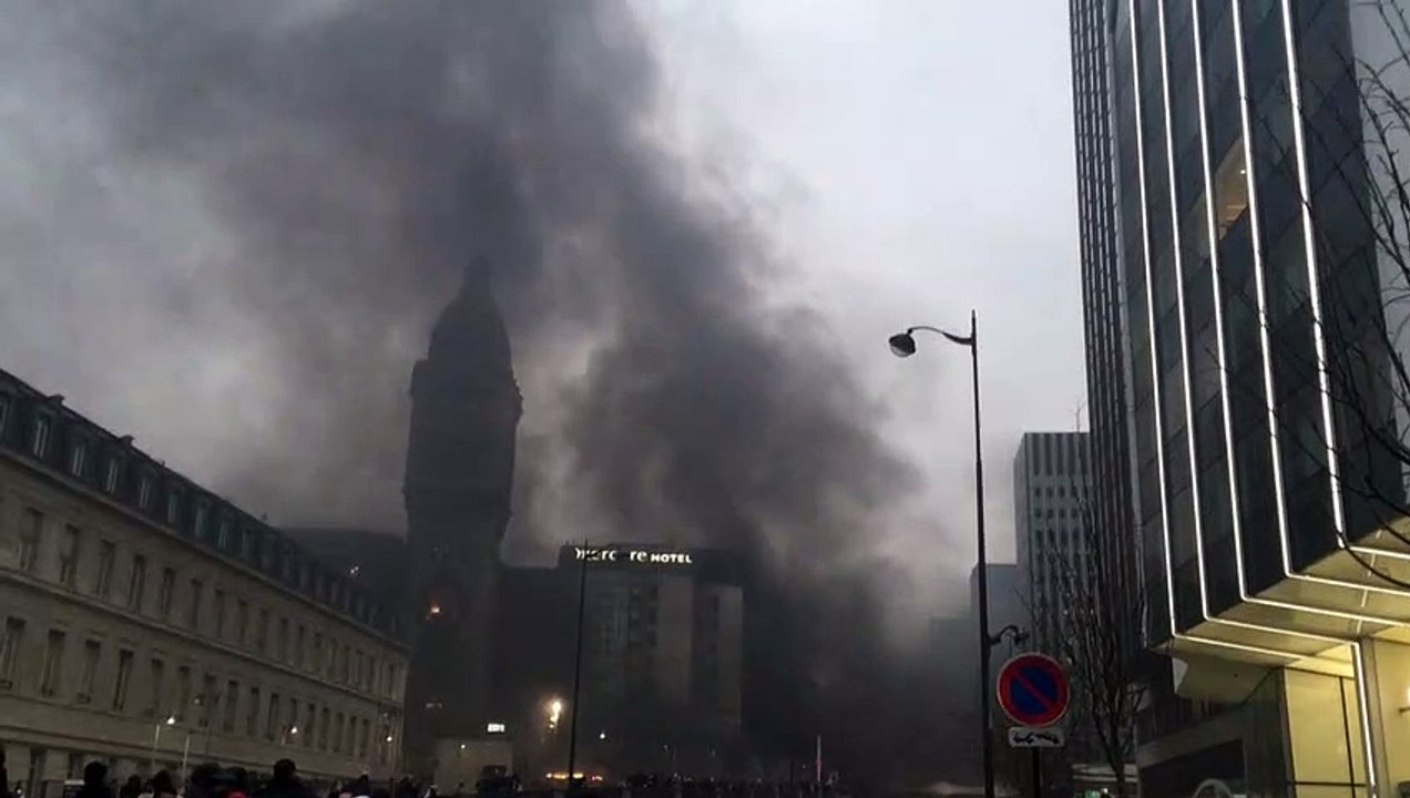 Incêndio em Paris e estação de trem parcialmente evacuada