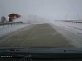 Il croise un chasse-neige en sens inverse sur l'autoroute... Impressionnant