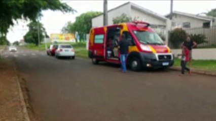 Após soltar a mão da mãe, menino atravessa a rua e é atropelado por carro