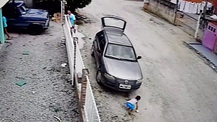 Un enfant miraculé ressort de sous une voiture sans une égratignure...