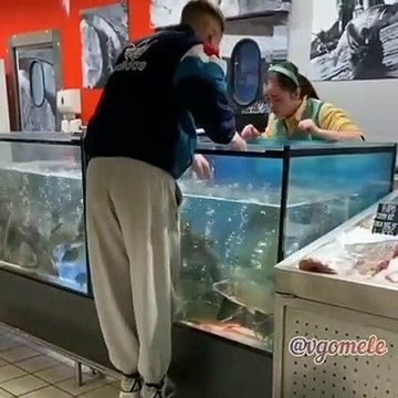 Il perd sa bague dans le vivier d'un supermarché. Pas facile de la récupérer