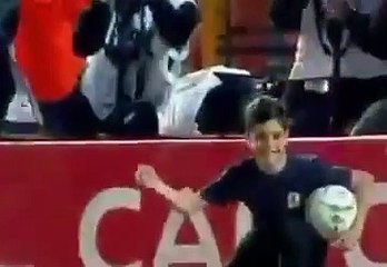 دامت الضحكة.. فرحة صبى جامع كرات حديث الزمالكاوية على السوشيال ميديا