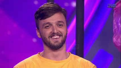 Safet Plangaj rrënqeth publikun e jurinë, të cilët e votojnë paralelisht