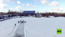 روسى يحطم رقما قياسيا بجينس للغوص تحت الجليد.. فيديو
