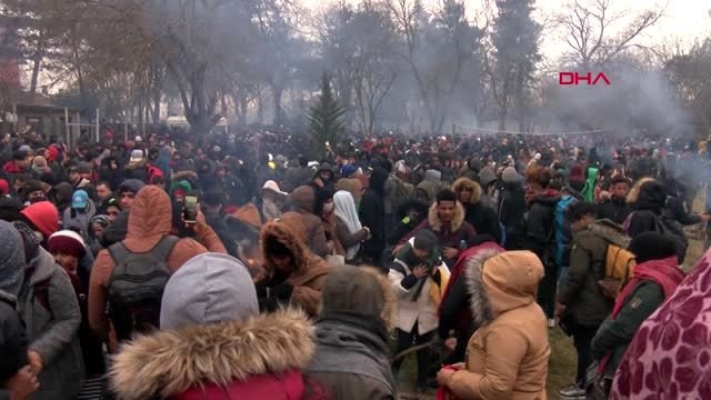 Edirne yunan polisi tampon bölgedeki göçmenlere bu sabah da gaz bombası ile müdahale etti