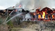 Les sapeurs pompiers des Alpes-Maritimes luttent contre un incendie de chalet à Auron