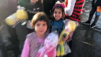 Iğdırlı fotoğraf sanatçısı minik depremzedeleri güldürdü