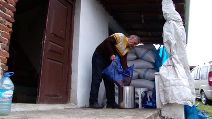 70'lik dede 102 yaşındaki annesine gözü gibi bakıyor