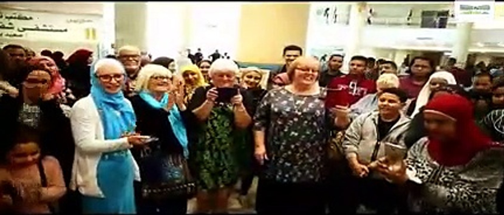 الأجانب المقيمين بالأقصر يحلقون شعرهم لدعم مرضى السرطان