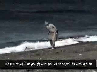 شاب يلوح بيده لاهله وكانه يودعهم في الشاطئ انظر مايحدث -uTube Yo