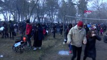 Edirne sınırı kapatan yunan askerleri, göçmenlere gaz bombası ile müdahale ediyor