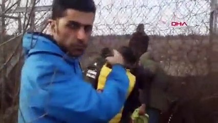 Mülteciler Yunan askerine ait aracı taşladı