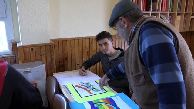 Kur'an-ı Kerim öğrenmek için kursa giden ressam, kursiyerlere hat öğretiyor - MUĞLA