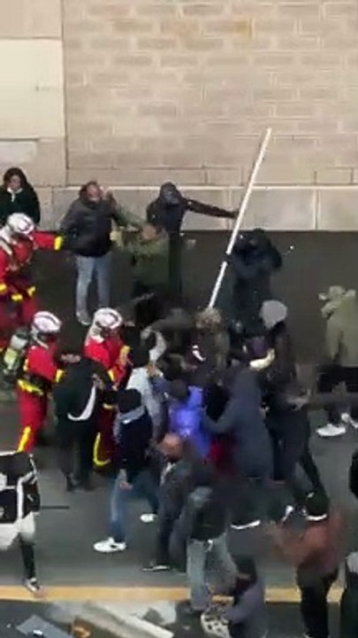 Ils empêchent les pompiers d'éteindre les incendies à Paris Gare de Lyon