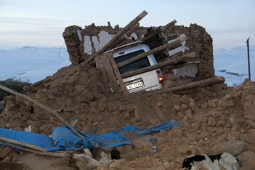 Başkale'de deprem bölgesinde yaralar sarılıyor