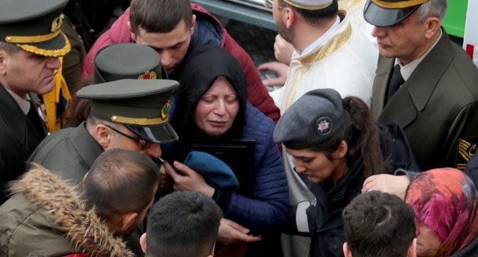 Şehit oğlunun beresine sarılarak gözyaşı döktü