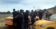 Sınırda taksicilerle bir grup göçmen arasında kavga çıktı
