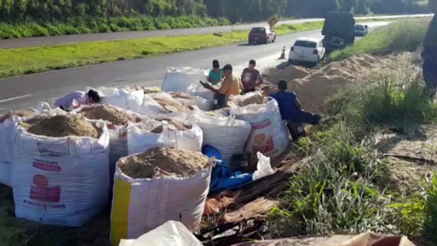 Equipes fazem retirada de carreta que tombou na rodovia BR-467