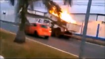 Camion en feu : il vide sa benne en pleine route !