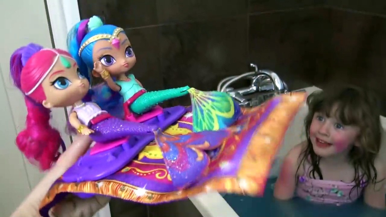 Sophia, Isabella e Alice - Brincando an Piscina com Brinquedos Shimmer e Shine e seus Tesouros Mágicos